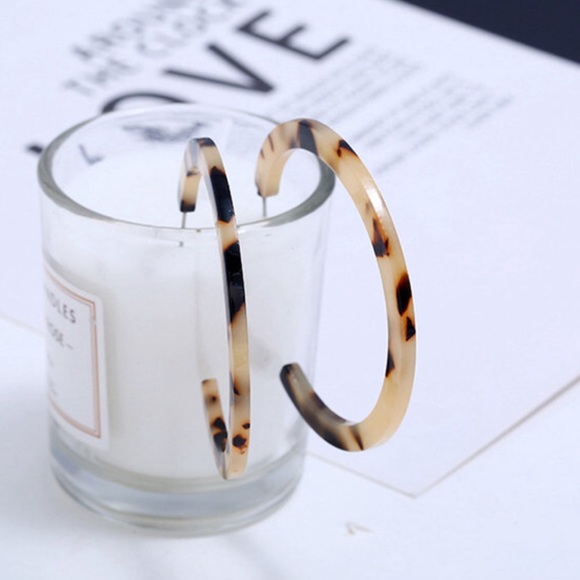 Tortoise shell acrylic oversized hoop earrings - Picture 2 of 3